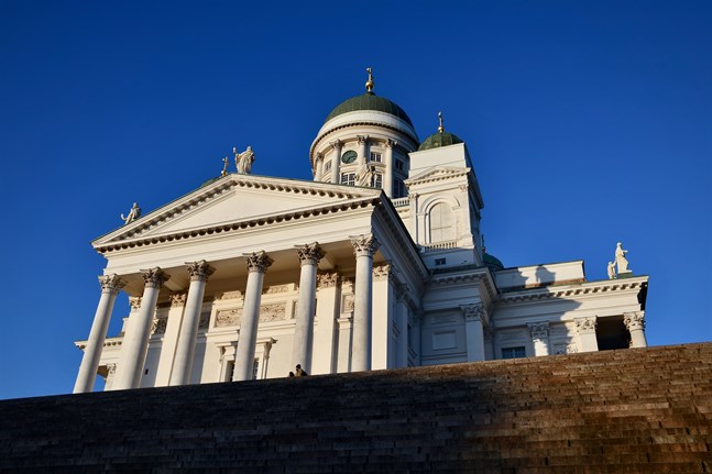 Den evengelisk-lutherska kyrkan gör ett undantag och tillåter att över tio personer deltar på begravningar.