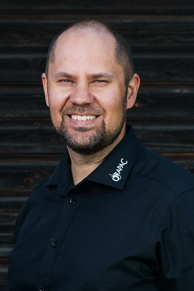 Torbjörn Nyholm, vice vd på Orapac, är glad över alla beställningarna och att Orapac kan hjälpa till i det kaos som fcoronaviruset åstadkommit.