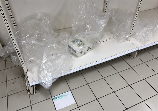 En ensam toapappersförpackning finns kvar i en matvarubutik i Auderghem i östra Bryssel.