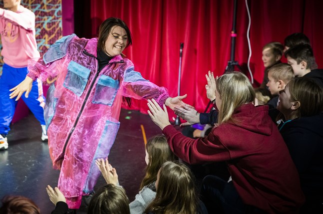 Bilden är från vårens TIU-program #nofilter på Wasa Teater. Influeraren Alexis (Susanne Marins) hälsar på sina nätföljare, det vill säga de elever som såg och deltog i föreställningen.