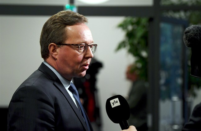 Näringsminister Mika Lintilä underströk att det nu är bråttom att rädda företagen.