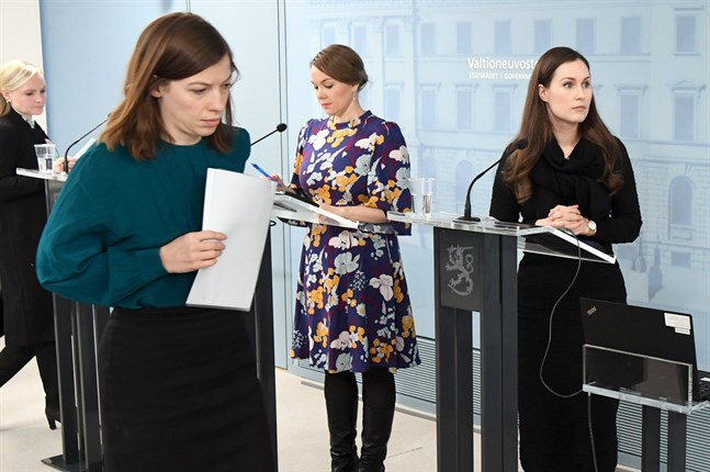 Li Andersson närmast i bild, på väg in till regeringens presskonferens.