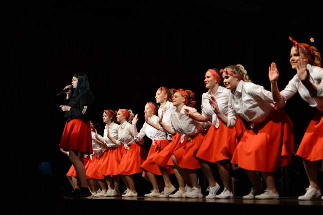 För Närpes skolmusikkår är fondpengar viktiga. Här sjunger Wilma Hammarberg och A-drillflickorna dansar vid Ungdomsgala 2019.