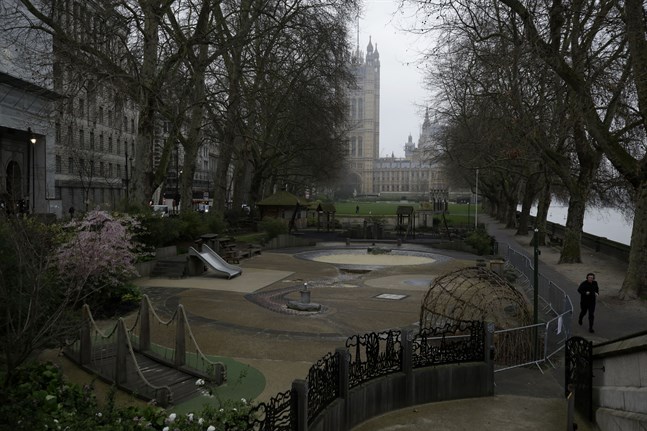 En stängd lekpark bakom de brittiska parlamentsbyggnaderna i London. Bilden är tagen på torsdagen.