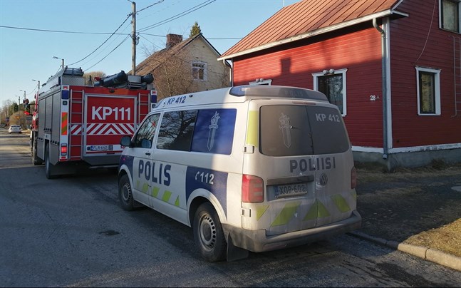 En person eldade skräp i en klotgrill och orsakade brandlarm i Karleby på fredagseftermiddagen.