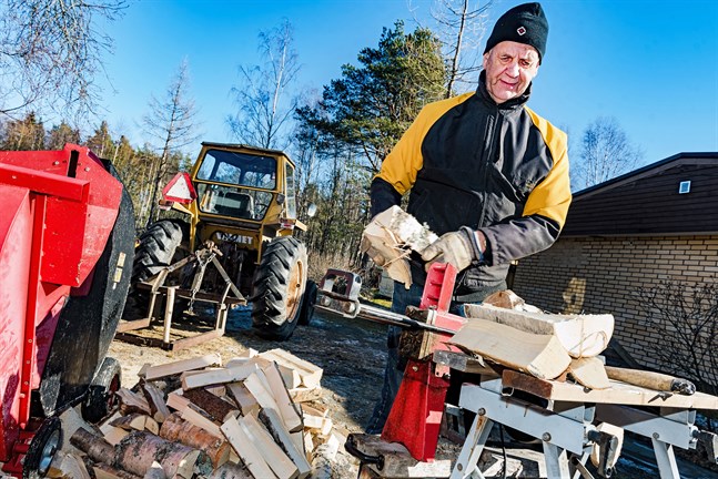 Bertel Widjeskog jobbar i skogen och på vedbacken, men försöker i övrigt undvika att röra sig ute bland folk.