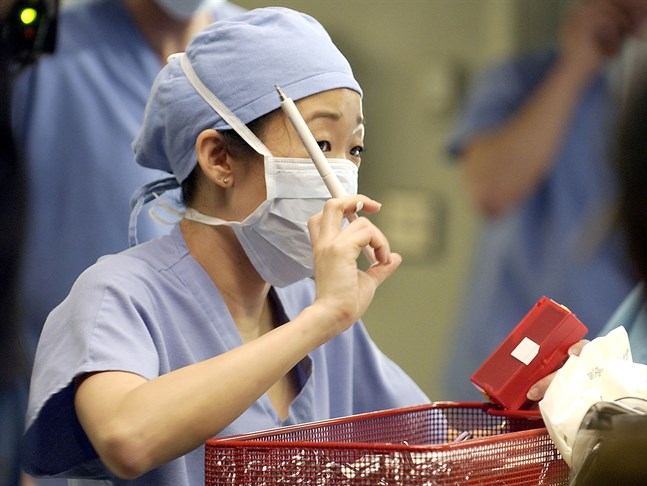 Skådespelaren Sandra Oh i doktorskläder under inspelningen av sjukhusdramat Grey's Anatomy när serien var ny 2005.