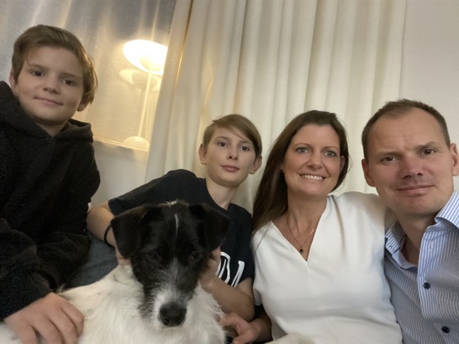 Familjen Uddström sitter i karantän i Shanghai. Från vänster Gustav, Fabian, Amelie och Rikard. Med på bilden är även hunden Spotty.