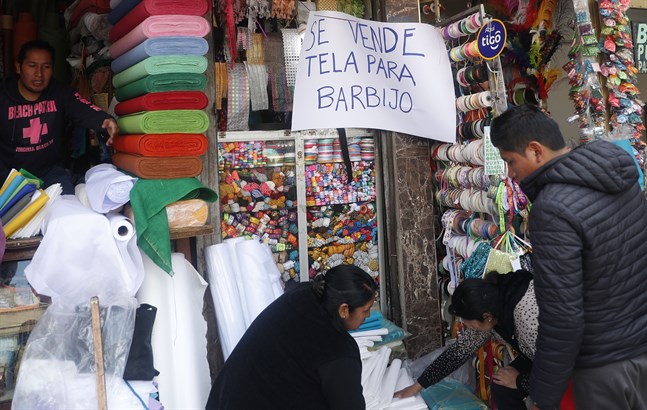Tyg till ansiktsmasker till salu i Bolivias huvudstad La Paz. Bilden är tagen den 12 mars.
