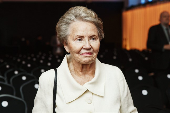 Fru Eeva Ahtisaari.