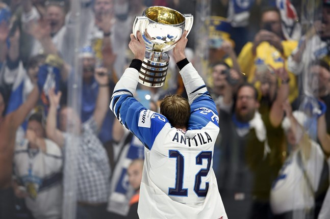 Finlands lagkapten Marko Anttila lyfter VM-bucklan efter segern mot Kanada i finalen av ishockey-VM i Slovakien förra året.