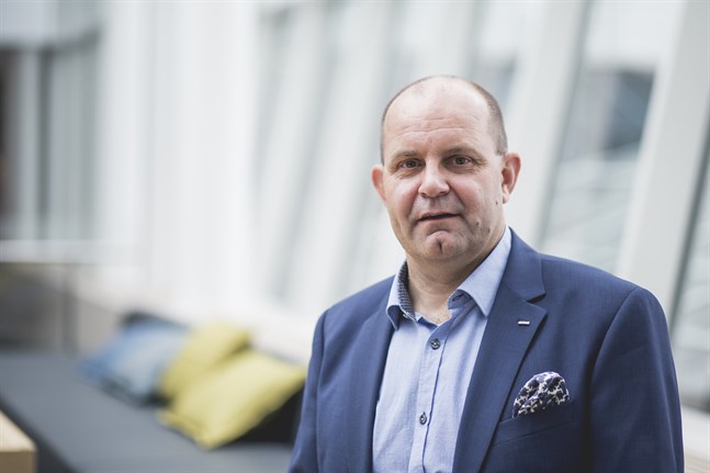 En av de stora frågorna är hur undervisningen ska ordnas så att inte lärarna tvingas ha både närundervisning och distansundervisning samtidigt, säger Christer Holmlund som är ordförande för Finlands svenska lärarförbund FSL.