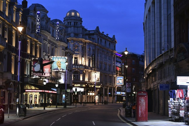 Tomt på teatergatan Shaftesbury Avenue, vid Piccadilly Circus i centrala London. En vanlig lördagskväll hade gatan varit full av människor.