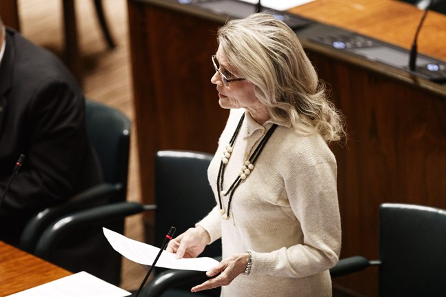 Päivi Räsänen (KD) vill bromsa coronavirusets spridning genom att stänga nattklubbar och barer.