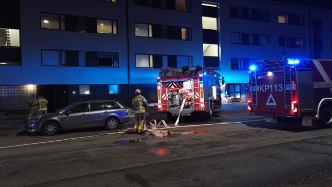 En brand bröt ut i en lägenhet på Falandersgatan i Karleby på söndag kväll.