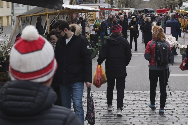 Ruljans på en lördagsmarknad på Kollwitzplatz i Berlin. På söndagen stoppas alla folksamlingar.