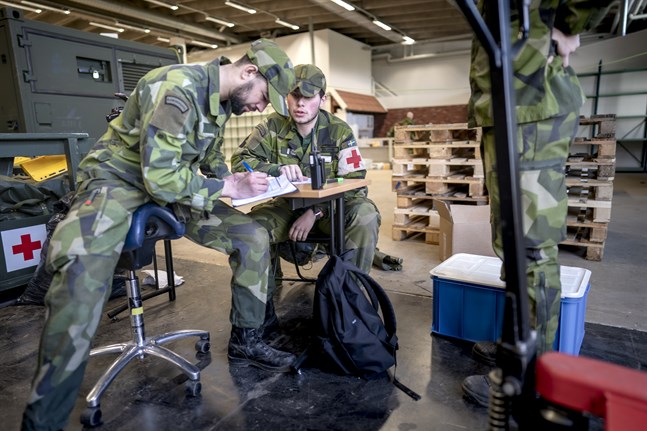 Material för fältsjukhuset lastades vid Göteborgs garnison i lördags. Från början var det tänkt att sjukhuset skulle uppföras i Uppsala men nu blir det i Stockholm i stället, på Socialstyrelsens begäran.