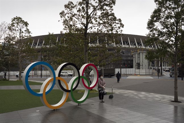 De olympiska ringarna utanför nya stadion i Tokyo, Japan.