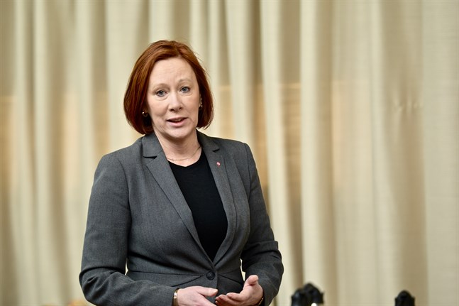 Kommunminister Sirpa Paatero (SDP) väntas berätta om ett stödpaket till kommunerna på måndag.