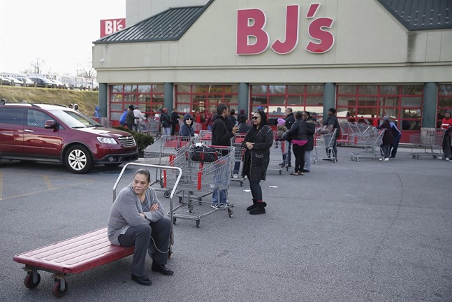 Folk köar utanför en butik strax innan den ska öppna i Springfield i Pennsylvania i helgen.