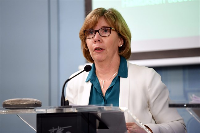 Justitieminister Anna-Maja Henriksson (SFP) under en av de många presskonferenserna den senaste tiden.