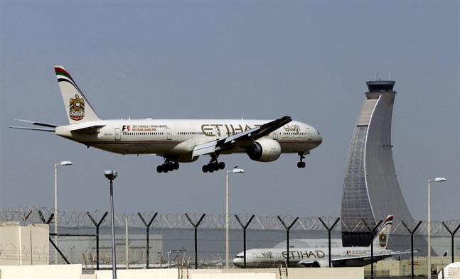 Ett Etihad Airways-flygplan landar på flygplatsen i Abu Dhabi. Arkivbild.