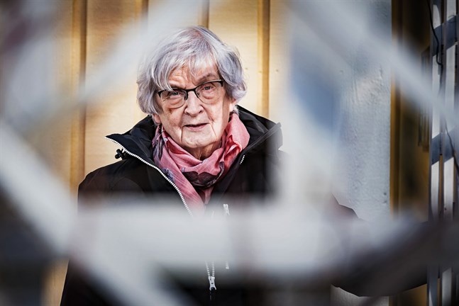 Som 70-plussare får Else-Brita Jungar mest hänga hemma i Larsmo nu. Flera av den lokala Röda Kors-avdelningens evenemang har också fått ställas in på grund av coronaviruset.