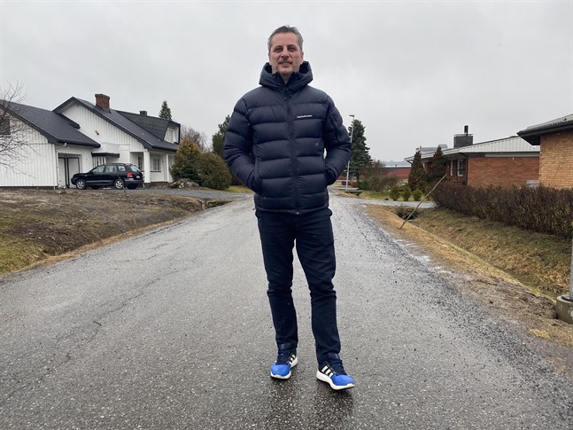 Nu har Nijas Sarailija den högsta utbildningen för fotbollstränare. Då kan han egentligen träna vilket lag som helst ute i världen.