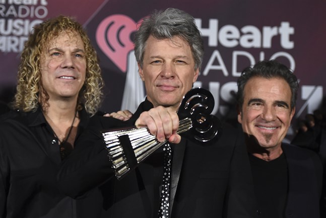 David Bryan till vänster har drabbats av coronaviruset. Här tillsammans med Jon Bon Jovi och Tico Torres. Arkivbild.