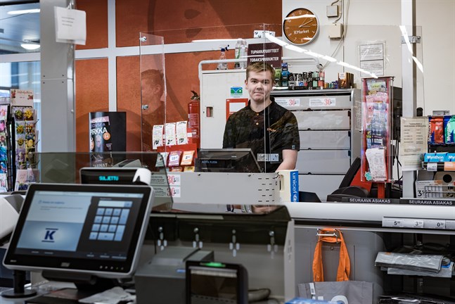 Avskärmad. Jimmy Kronholm jobbar vid K-Market Treffis där köpmannen Petter Bonde satt upp plexiglas för att skydda sina anställda från droppsmitta.