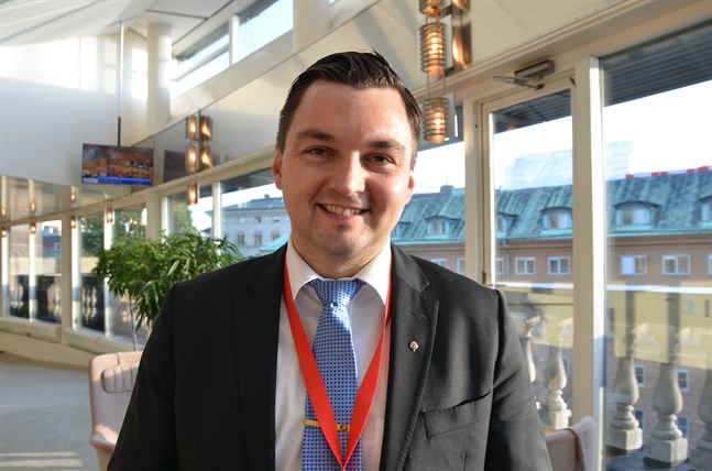 Vasa stadsfullmäktiges ordförande Joakim Strand (SFP) uppger att det finns olika sätt att ordna fullmäktiges distansmöten, men en utmaning är att garantera mötenas offentlighet.