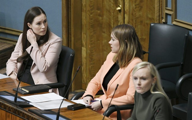 Statsminister Sanna Marin (SDP), finansminister Katri Kulmuni (C) och inrikesminister Maria Ohisalo (Gröna) under riksdagens remissdebatt om tilläggsbudgeten.