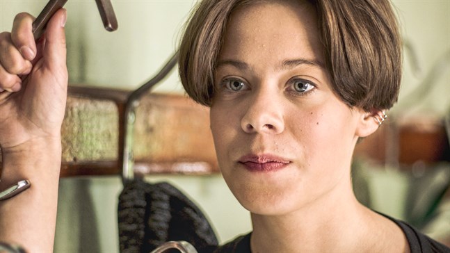 Maya Klingenberg spelar rollen som högstadieflickan Sarah-Li i ungdomsserien "Virala genier".