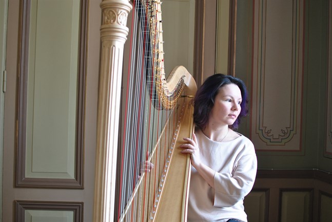 Marian Junolainen vid den harpa som Vasa stadsorkester har i sin ägo.