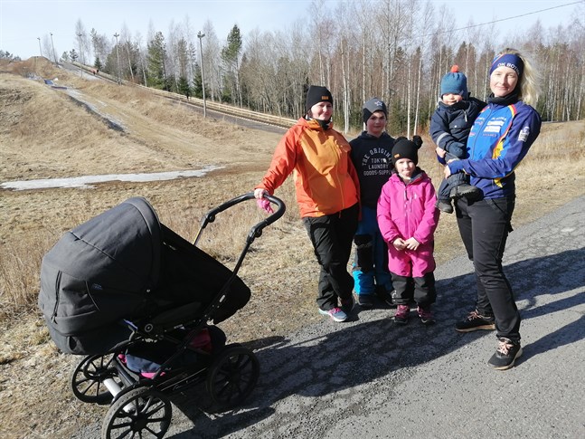 Jonna Nygård tillsammans med barnen Kasper och Amanda hade tagit sig till Roskaruka tillsammans med Isabel Aurén-Bäck med barnen William och Lovisa som ligger i vagnen och sover.
