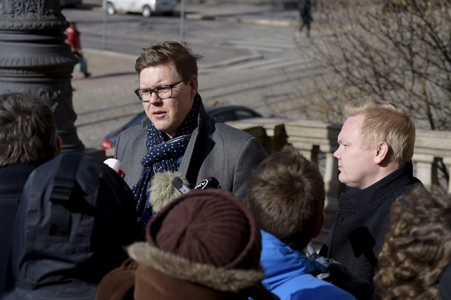 Antti Lindtman, gruppordförande för SDP:S riksdagsgrupp samt Antti Kurvinen, gruppledare för Centerns grupp, intervjuas utanför Ständerhuset.
