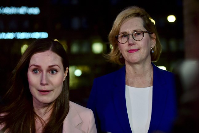 Statsminister Sanna Marin och arbetsminister Tuula Haatainen informerar om planerna att stänga alla landets restauranger för bromsa coronavirusets spridning.