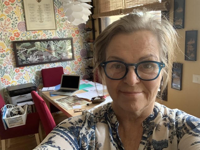 Elisabet Rantschukoff tillbringar stora delar av dagen hemma för att undvika coronaviruset.