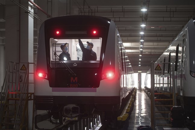 Ett tunnelbanetåg i Wuhan förbereds inför att kollektivtrafiken sattes i gång i staden.