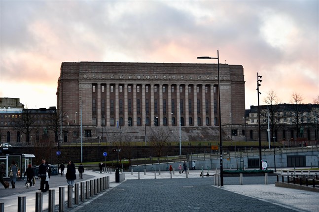 Regeringens proposition om den första tilläggsbudgeten överlämnades till riksdagen i fredags.