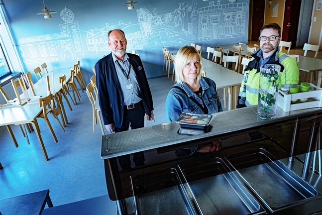 Skolmatsalarna är tomma och det finns kapacitet i centralköket att producera mat för allmänheten. Håkan Forss, Carina Lund och Bjarne Strengell på Alerte i bild.