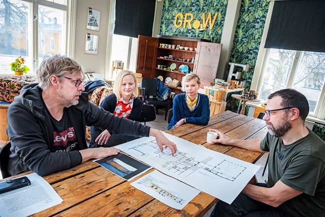 Beni Edström, Johanna Forsman, Mia Sundström och Anders Kackur funderar på möjligheterna i lilla huset på Storgatan 4.
