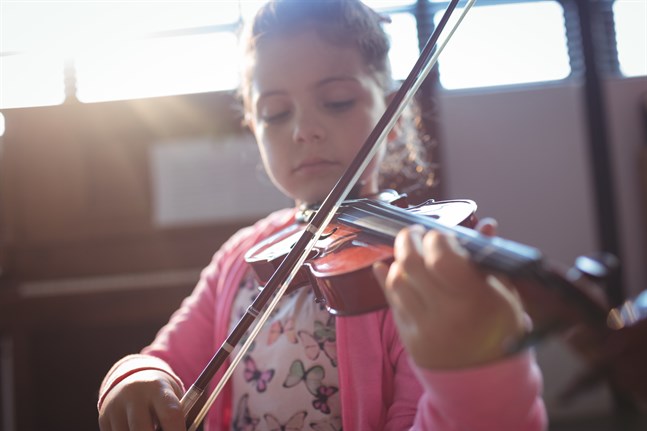 Är det möjligt att lära sig ett instrument på distans? Lärarna inom den grundläggande konstundervisningen gör allt de kan för att det ska gå.