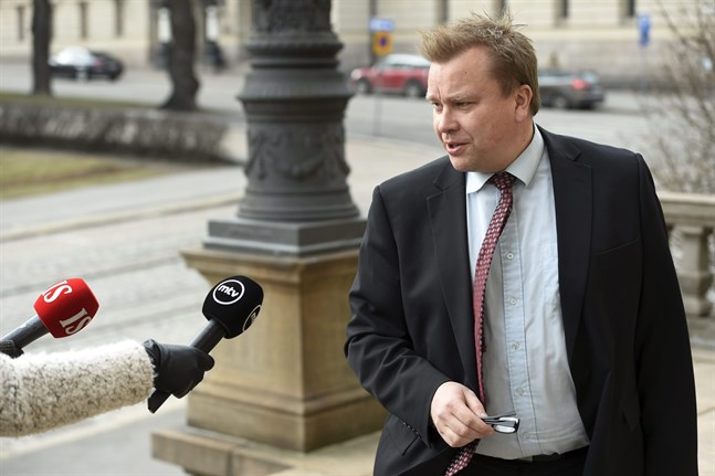 Försvarsminister Antti Kaikkonen (C) säger till Yle att Försvarsmakten är beredd att hjälpa till om Nyland isoleras från resten av landet.