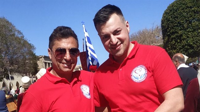 Michalis Kefala (till höger) tillsammans med sin pappa. Familjen driver en restaurang på Rhodos, men oroar sig för hur det ska bli om inga turister kan komma den här säsongen.