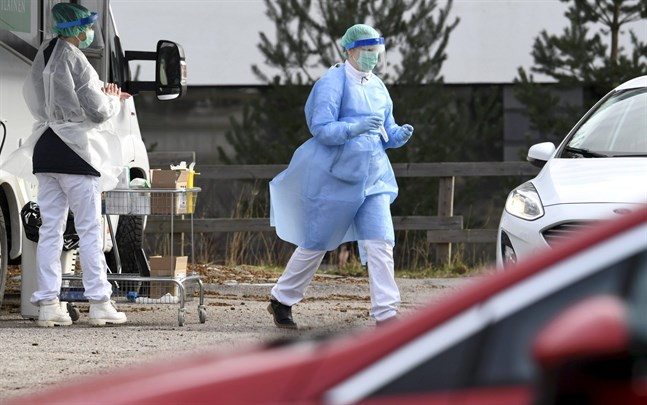 Sjukvårdspersonalens kläder testades för coronaviruset i Esbo förra veckan. Enligt THL:s senaste prognos kommer upp till 11 300 finländare att behöva sjukhusvård på grund av sjukdomen covid-19.