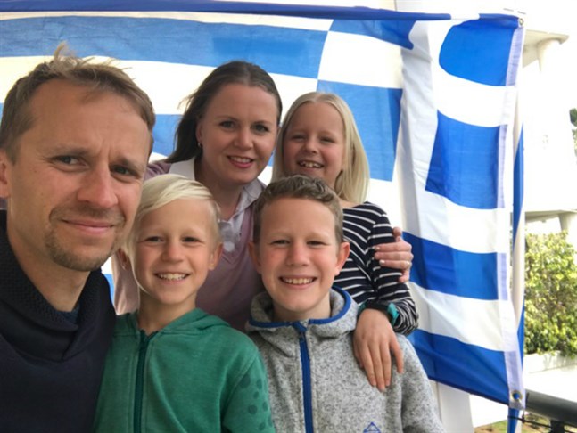Martin, Eliah, Hege-Elise, Kaleb och Rebecka Sandås sitter fast i Aten på grund av utegångsförbudet.
