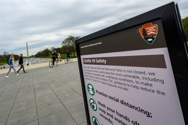 Besökare vid Lincolnmonumentet påminns om varför social distansering är så viktigt i coronatider.