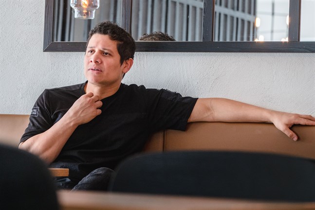 Kenneth Morales på nyöppnade Burger Village är bekymrad över den situation som restaurangbranschen hamnat i.