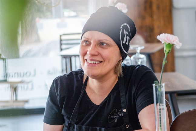 Sonja Biskop hoppas att kunderna ska våga komma till hennes kafé och restaurang när hon nu får öppna.